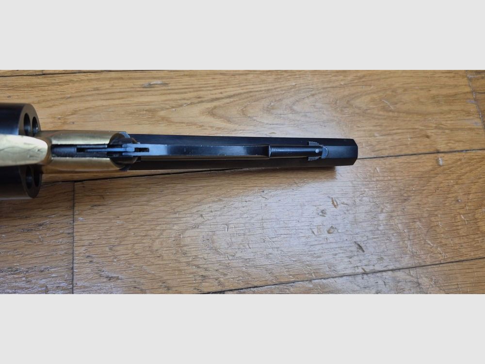 Revolver Typ Remington 1858 Navy — Kal. .36 PN (Schwarzpulver) — Italienische Replik von Rigarmi / RAG — Schöne Griffschalen — Gravierte Messingbeschläge — Ausgezeichneter Spiegel-Lauf und schöne Kammern — Waffe von 1983 — Sehr gute Mechanik — TBE, Bild 11 von 22