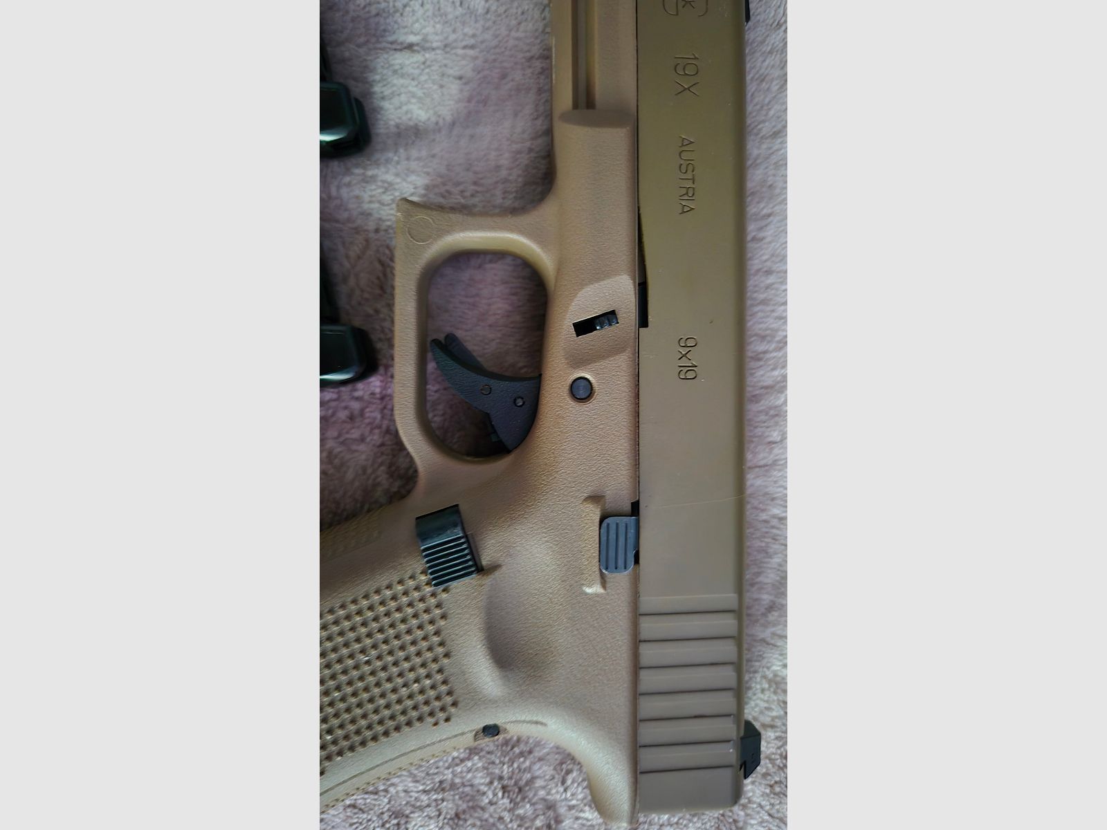 Airsoft Glock 19X mit 2 Magazinen