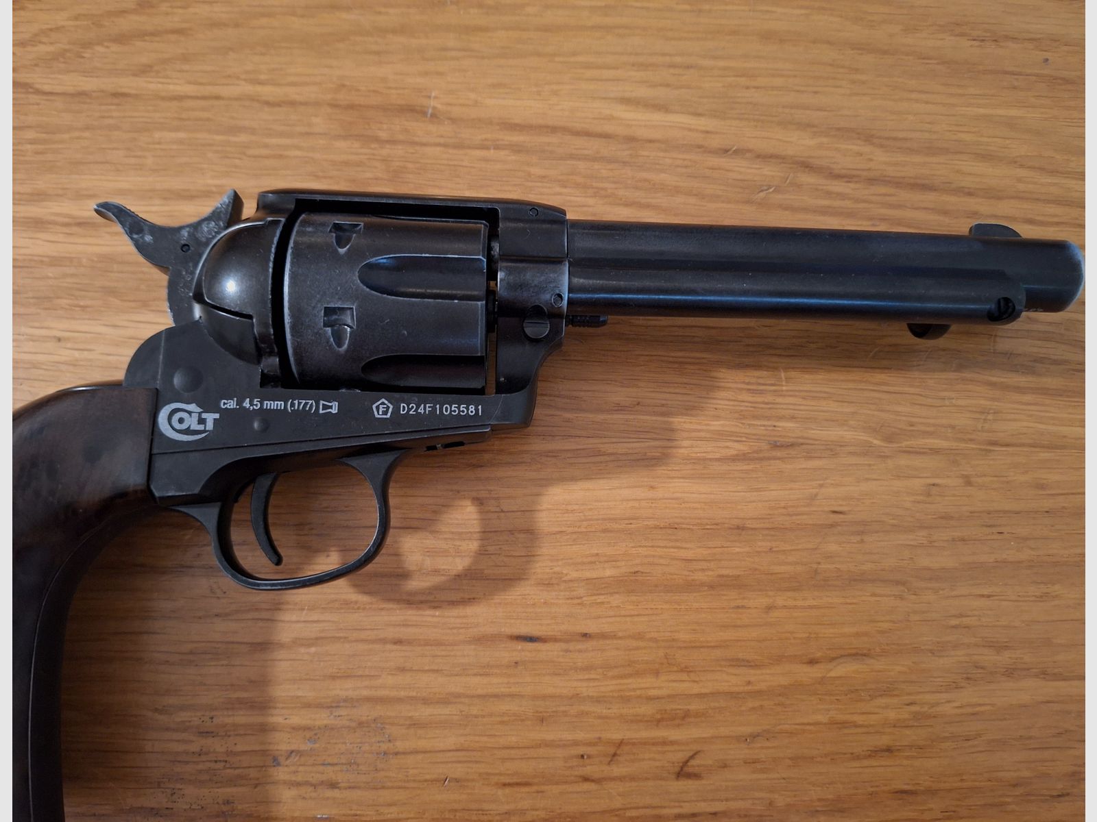 Colt Single Action Army (SAA) Co2 4,5 mm Diabolo gezogener Lauf realistisches Nachladen mit 22 Ladehülsen antik finish