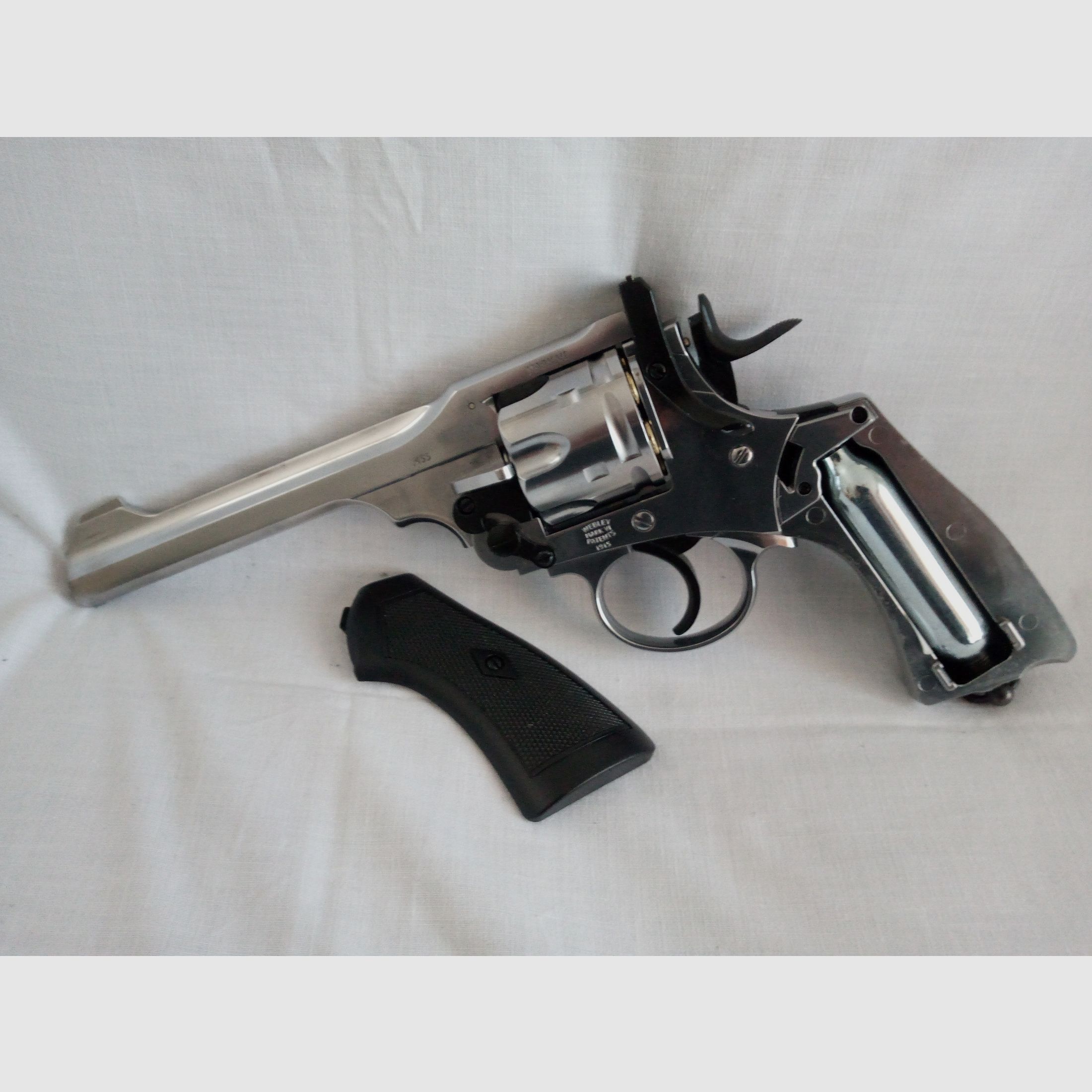 Revólver Webley MK VI CO2 / Cal. 4,5mm (.177) / cromado / funda de pistola