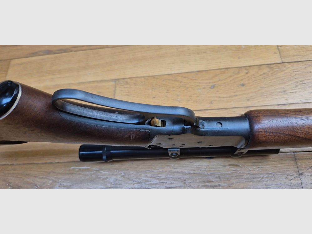 Sehr schöne Unterhebelrepetierbüchse Marlin Golden 39A – Kaliber 22LR – 10 Schuss + 1 in 22LR – Sehr schöne „JM“-Fertigung von 1962 – zerlegbar oder „Take-down“ – Mikrorillen-Lauf – Mechanischer und ästhetischer Zustand hervorragend – Stahlmontage mit Monope X2.5 Zielfernrohr mit Absehen Nr. 1 – Wunderschöne Spaßwaffe und für kleine Jagd – TBE++, Bild 21 von 47