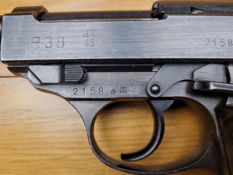 Wspaniały Pistolet Walther P38 – Produkcja Walther 1943 – Oryginalne Brązowanie – Pojedynczy Numer Seryjny – 2 Magazynki – Doskonały Stan, zdjęcie 6 z 14