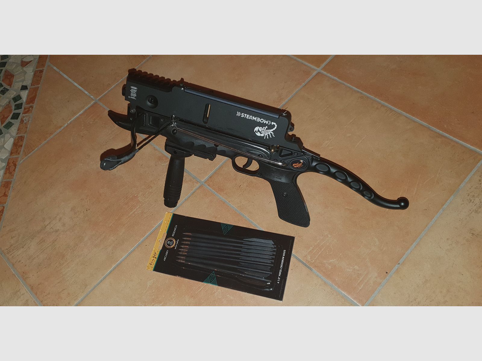 Steambow Stinger,  6-Schuß Magazin, Tasche, Pfeile
