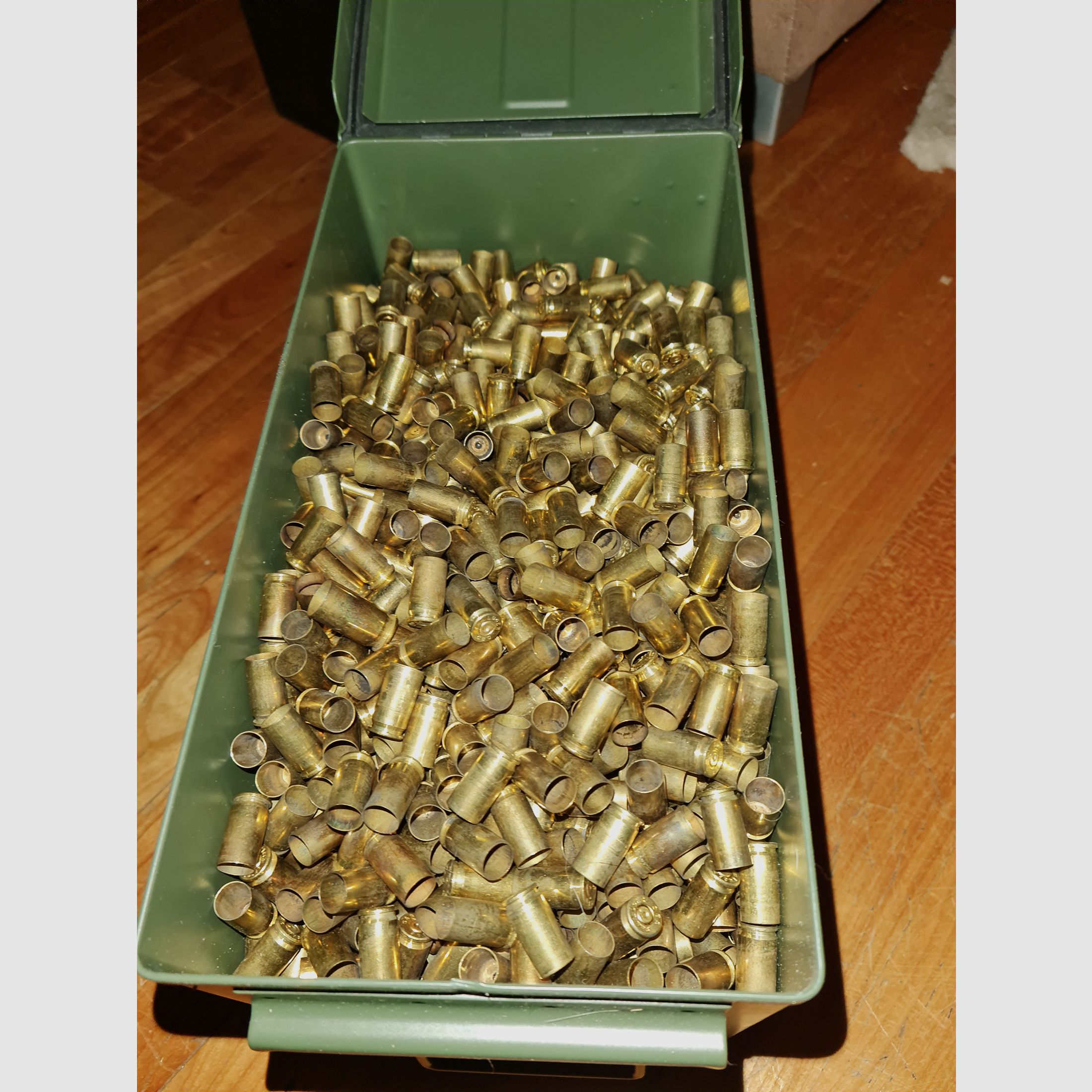 Pełna skrzynka amunicji 9mm