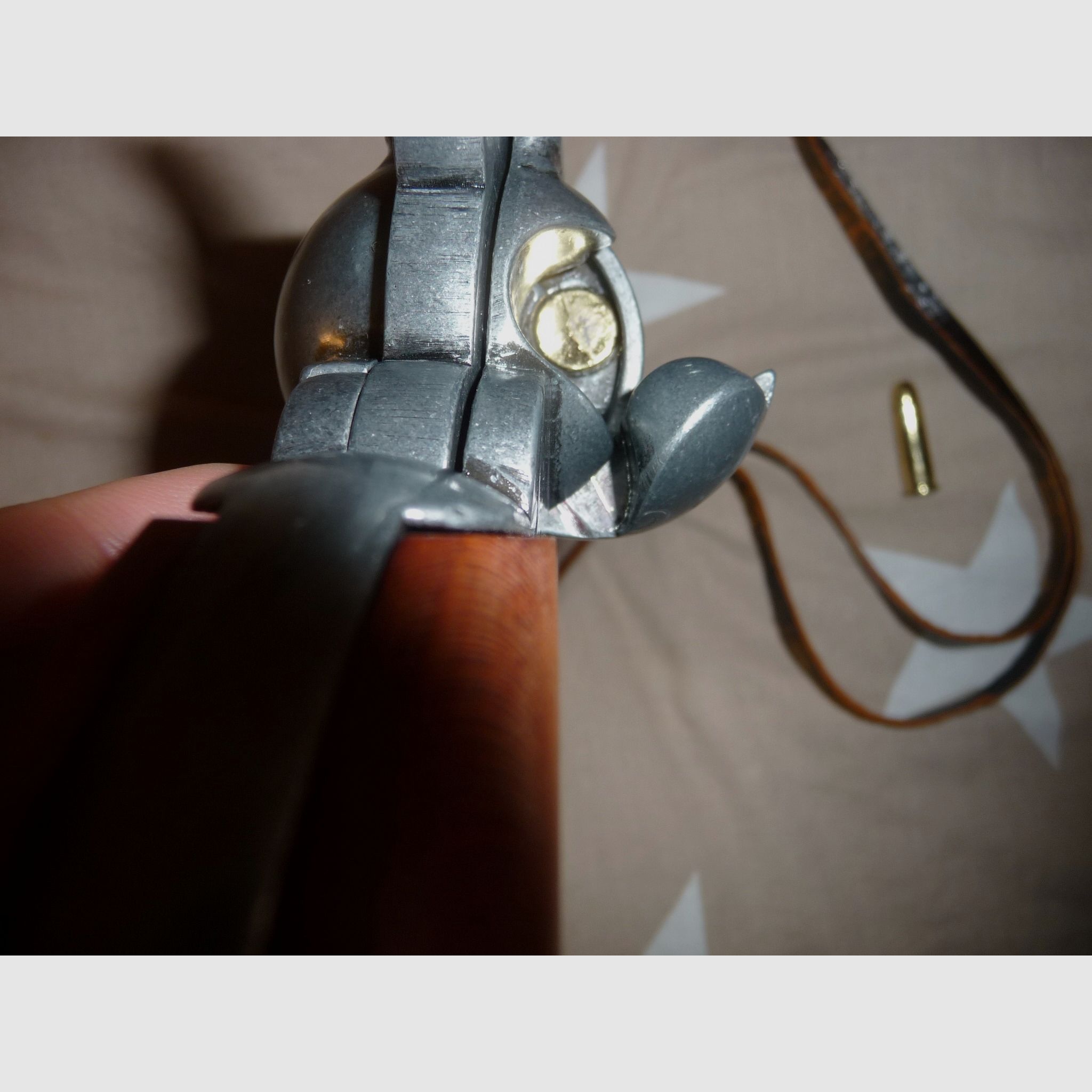 Piękny kowbojski rewolwer z uprzężą