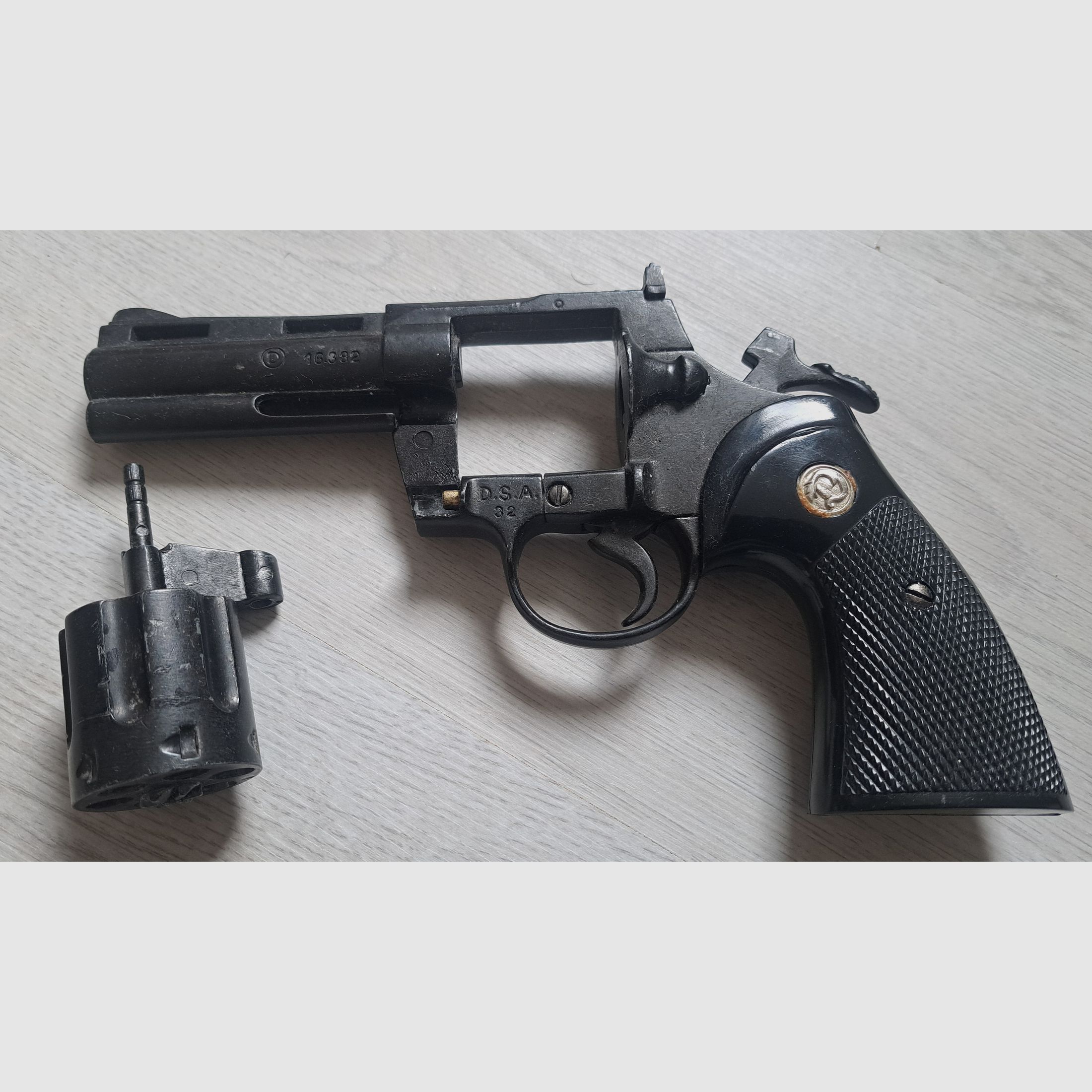 Deko Revolver Colt Python 4 .357 Magnum (Defekte Trommelhalterung)
