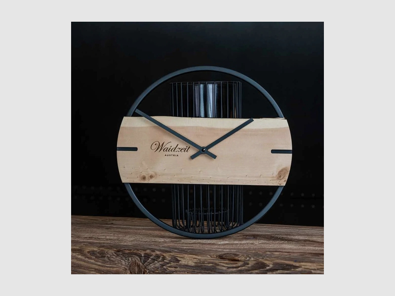 Wanduhr Novum aus Zirbenholz