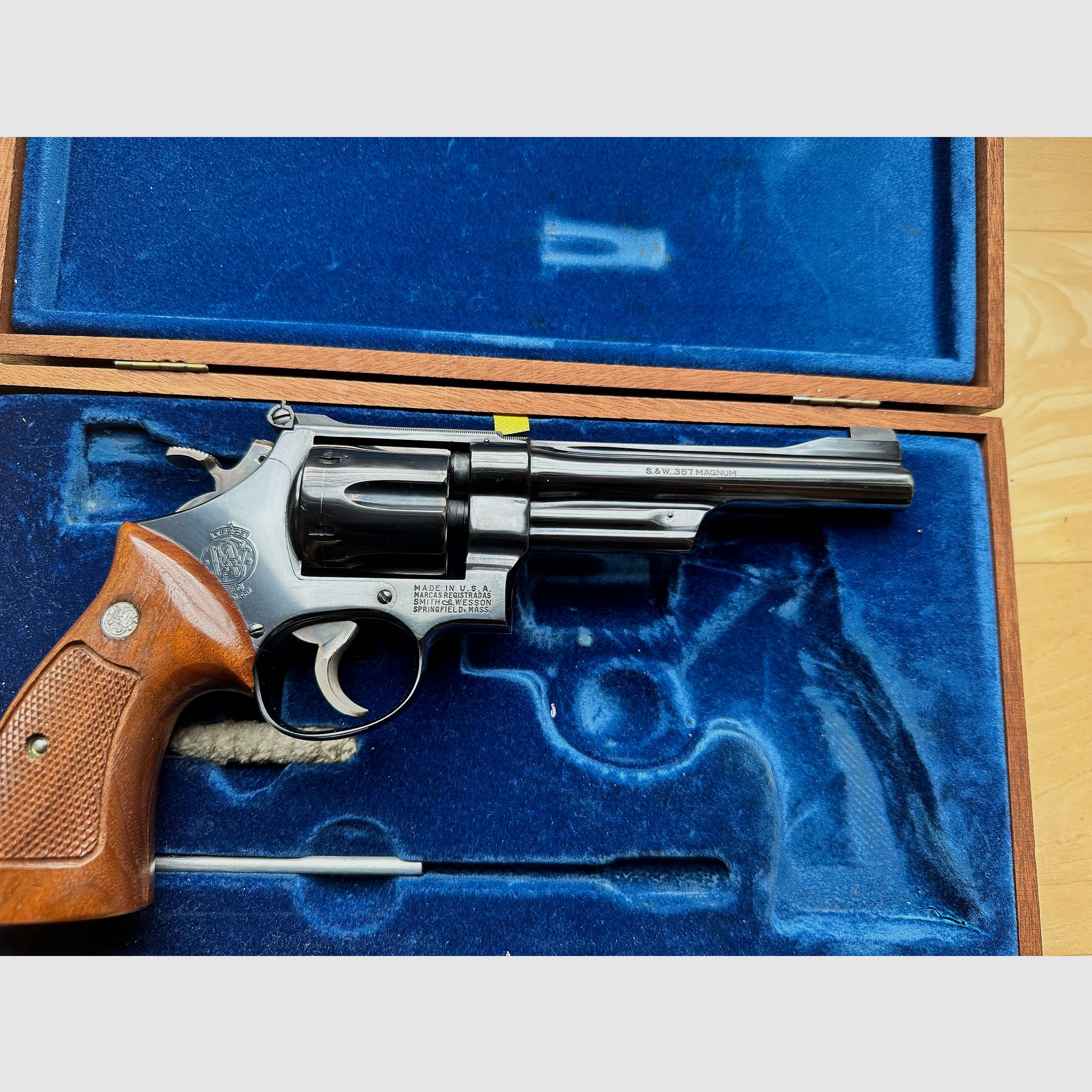 Smith & Wesson modèle 27-2 avec canon encastré et barillet rétracté