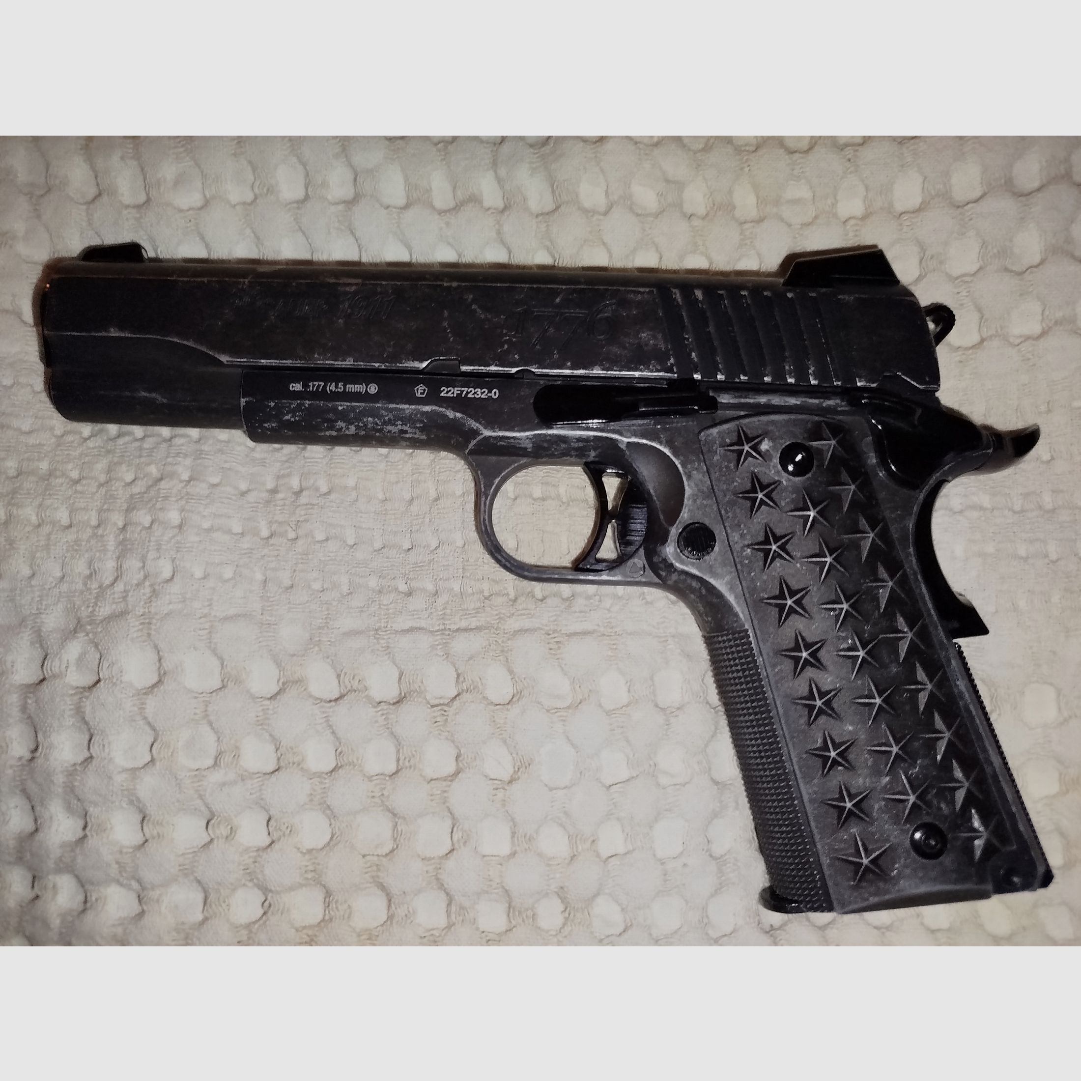 Sig Sauer 1911 WTP + 24 CO2 capsules + pellet trap + 90 targets + 2940 BBs