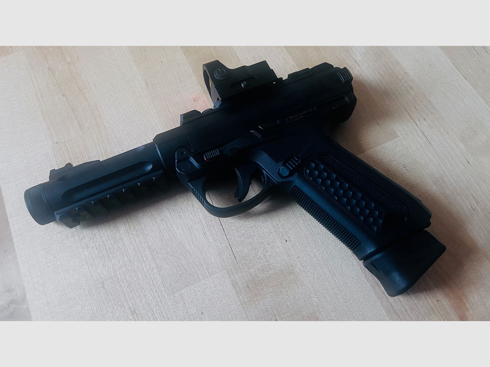 Action Army AAP-01 Assassin GBB z dodatkami i ulepszeniami - Nie jest bronią automatyczną