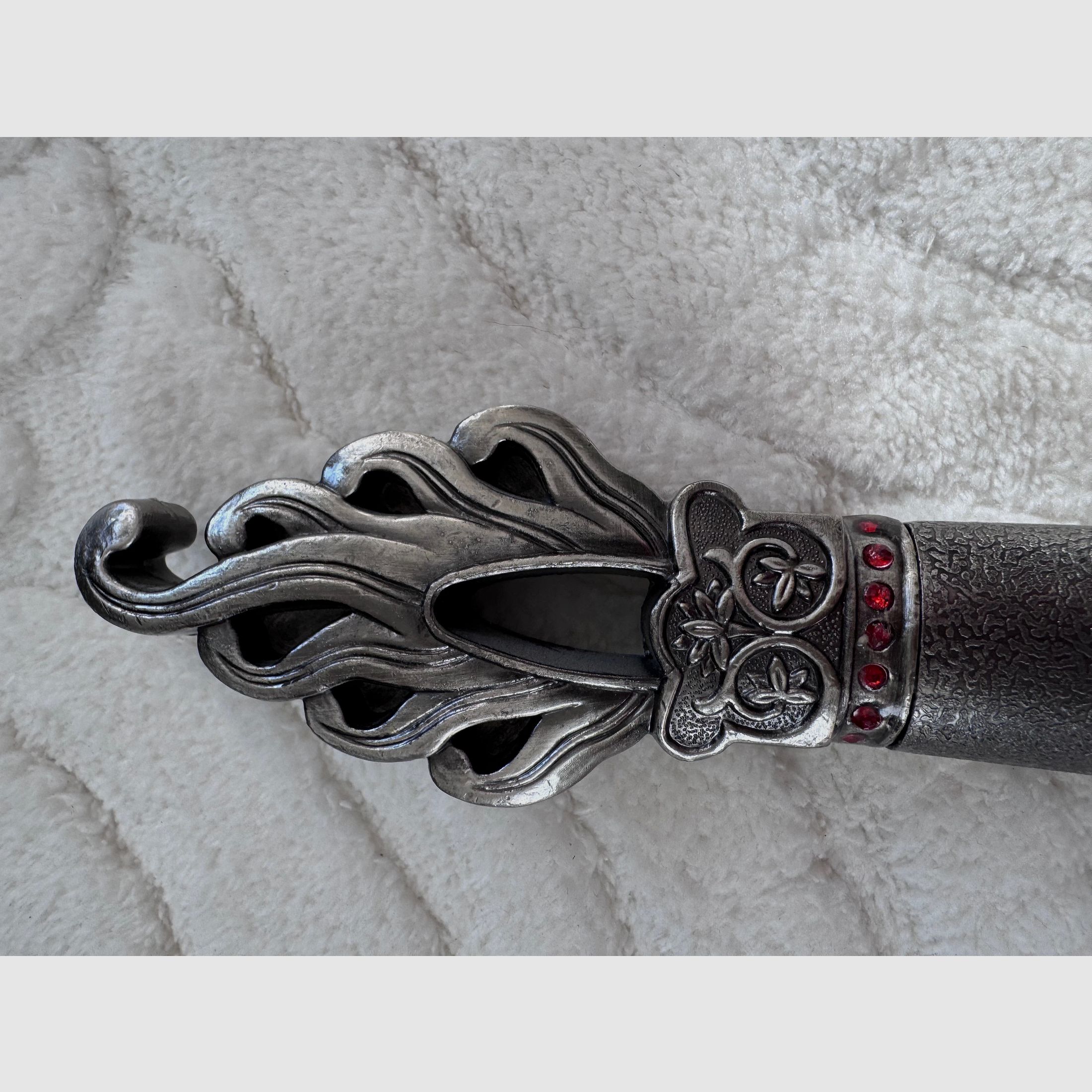 Dekoratives Drachenschwert im asiatischen Stil