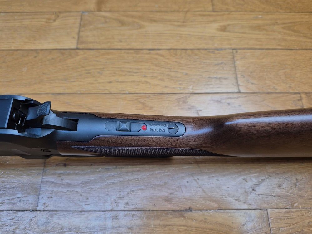 Wunderschöne Winchester 1895 – Furchtbares Kaliber 30.06 – Sonderanfertigung zum Jubiläum von Miroku für Winchester – In originaler Box in perfektem Zustand – Wunderschönes handgeriffeltes Holz – Rocailles-Gravuren auf perfektem Brünierung – Sehr schöne Markierungen von „echter“ Winchester – Lauf und Mechanik perfekt! – Waffe neu!, Bild 10 von 32