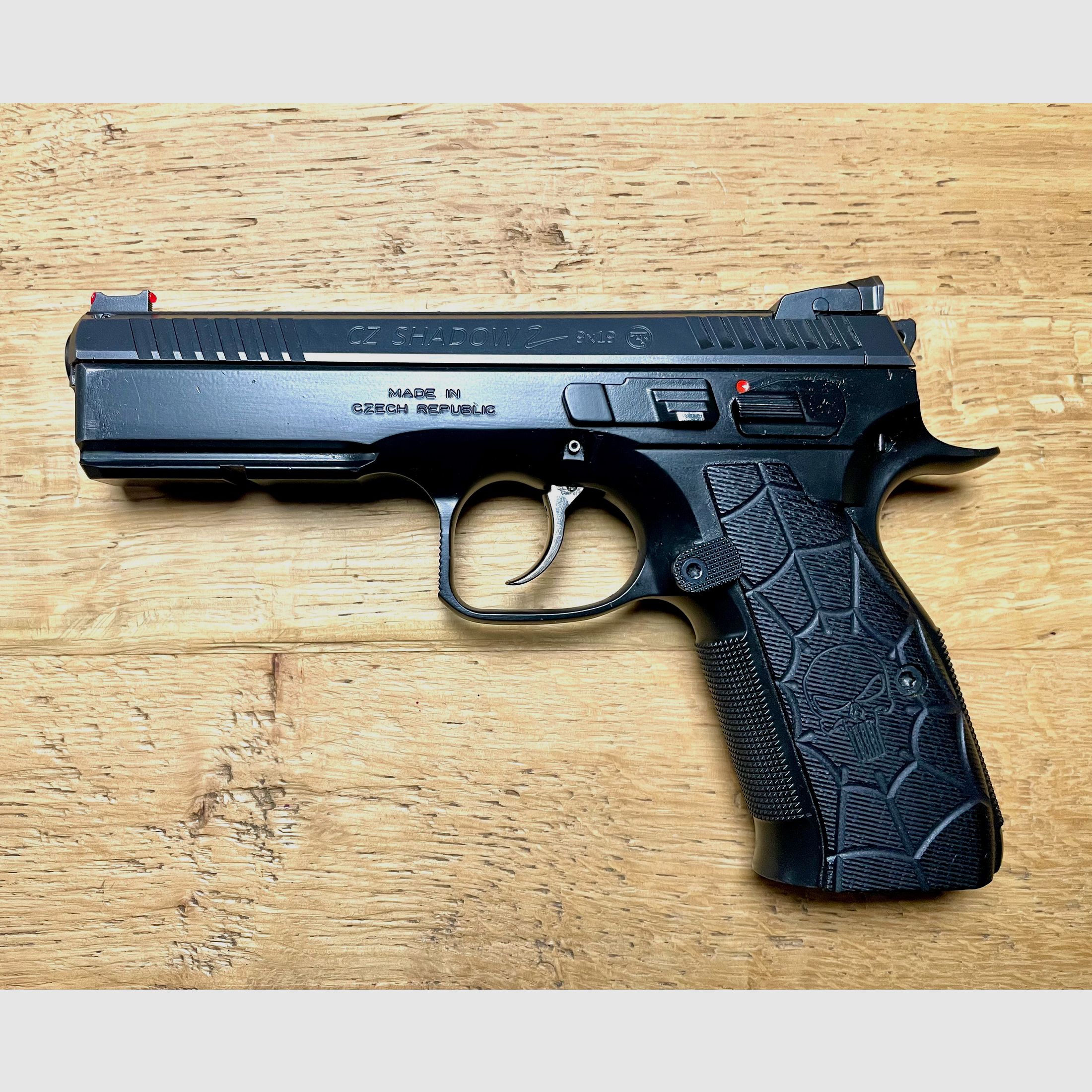 CZ Shadow 2 w 9 mm Luger z okładkami rękojeści „Punisher”