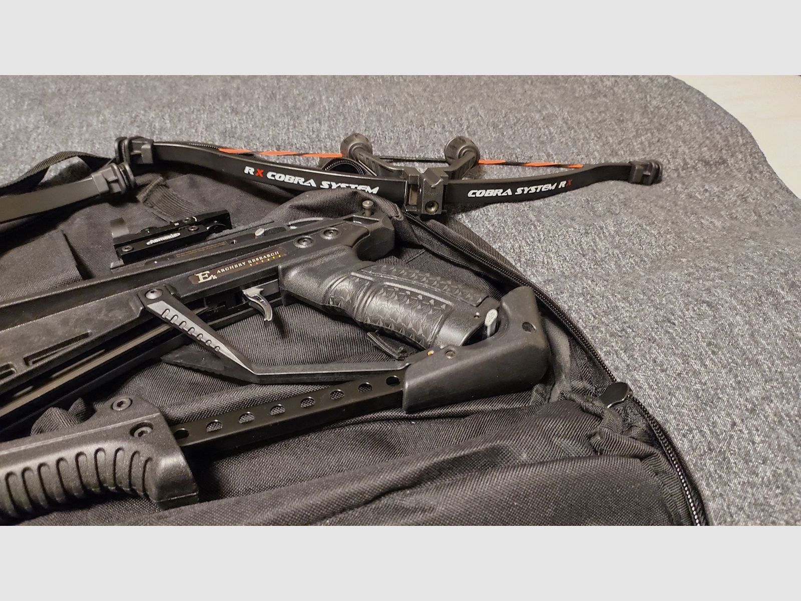 EK Archery Cobra R9 Deluxe 90/130 lbs ENSEMBLE COMPLET – comme neuf – 30 flèches + sac + sangle de transport + appui d'épaule + poignée avant