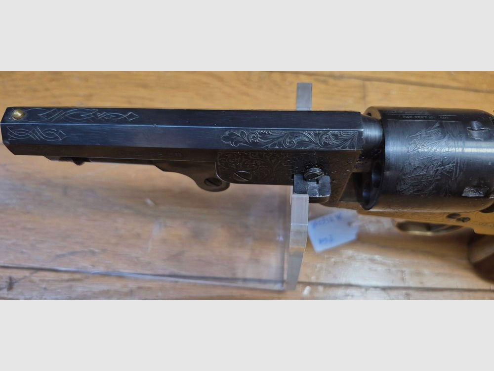 Hermoso revólver de pólvora negra Colt 1851 de Pietta — modelo "Navy Yank" — Cal. 36 — Versión de lujo — Armazón y cañón grabados — Acabado negro al 100% — Mecánica perfecta — Arma sellada BF (1995) — Excelente estado — TBE+, imagen 16 de 23