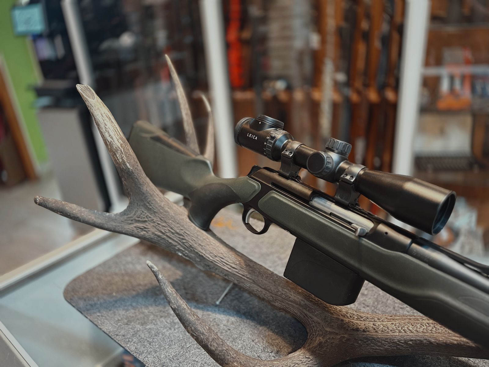 Sauer 303 Cal. .300 Win. Mag. - Leica Magnus 1,5-10x42