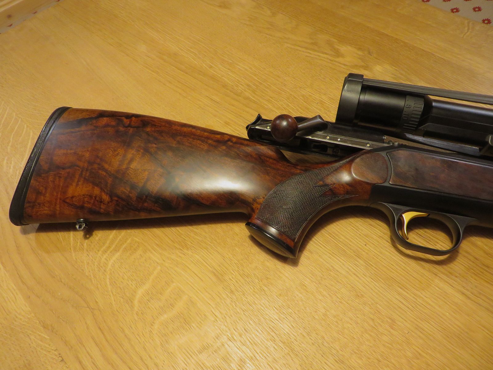 Blaser R93 Attache Holzklasse 7 mit kannellierten Läufen im Kaliber 6,5x57 und Wechsellauf 30.06