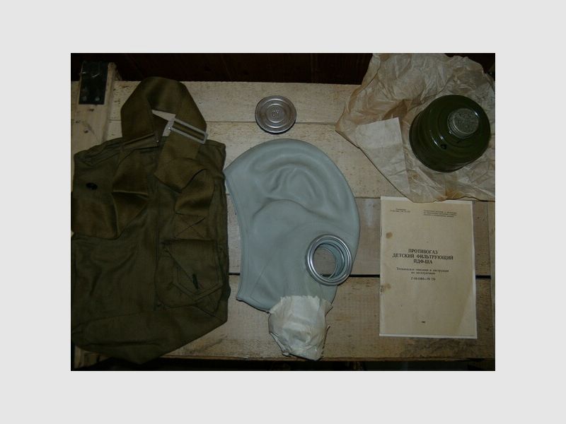 Original Russische Gasmasken GP5 und Kindergasmaske
