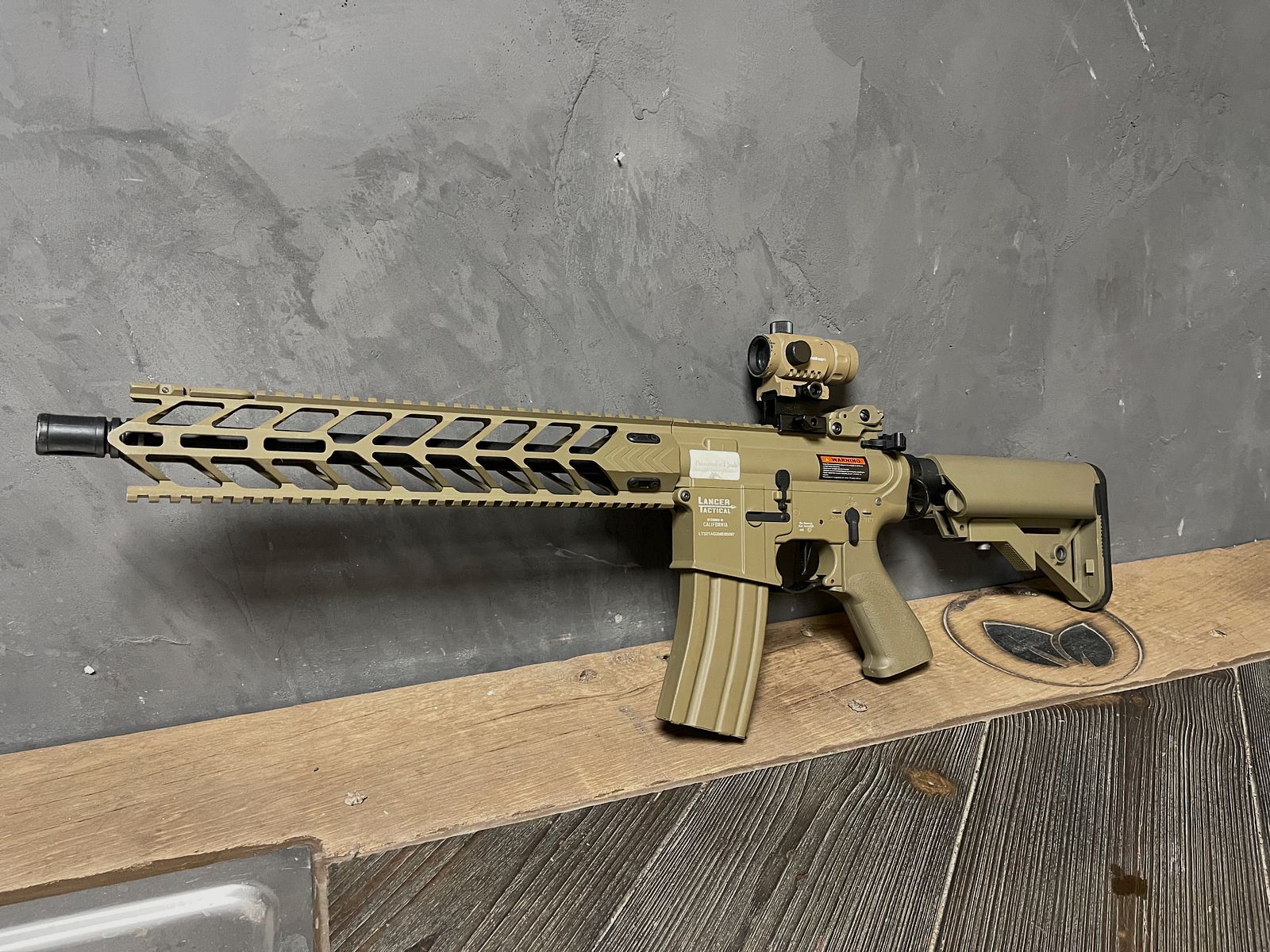 Konvult aus verschiedenen Langarm Waffen Lancer Tactical