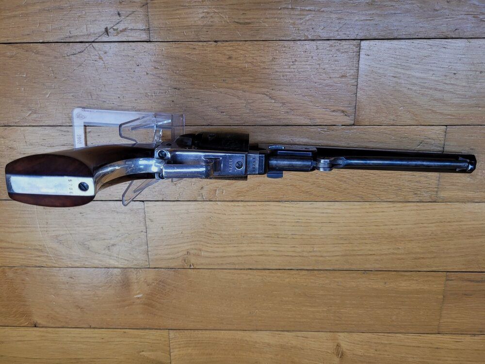 Sehr schöner Colt 1851 Navy – Colt 2. Generation in Typ II – Kal. .36 – Nie geschossen – Perfekte Brünierung – Alle Markierungen konform – Koffer mit allen originalen Zubehörteilen komplett – TBE +, Bild 8 von 29