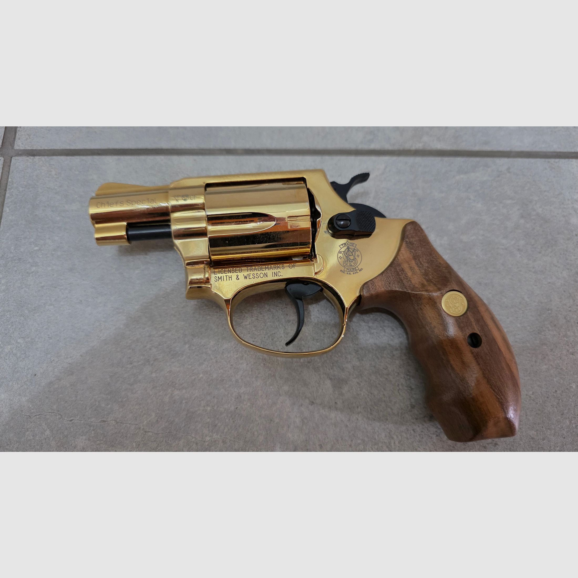 Smith & Wesson Chiefs Special 9 mm R.K., 24 Karat vergoldet, Holzgriffschalen