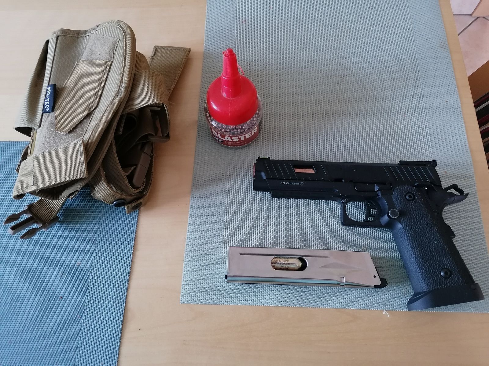 Pistole 4,5mm Kaliber mit Magazin und Halfter