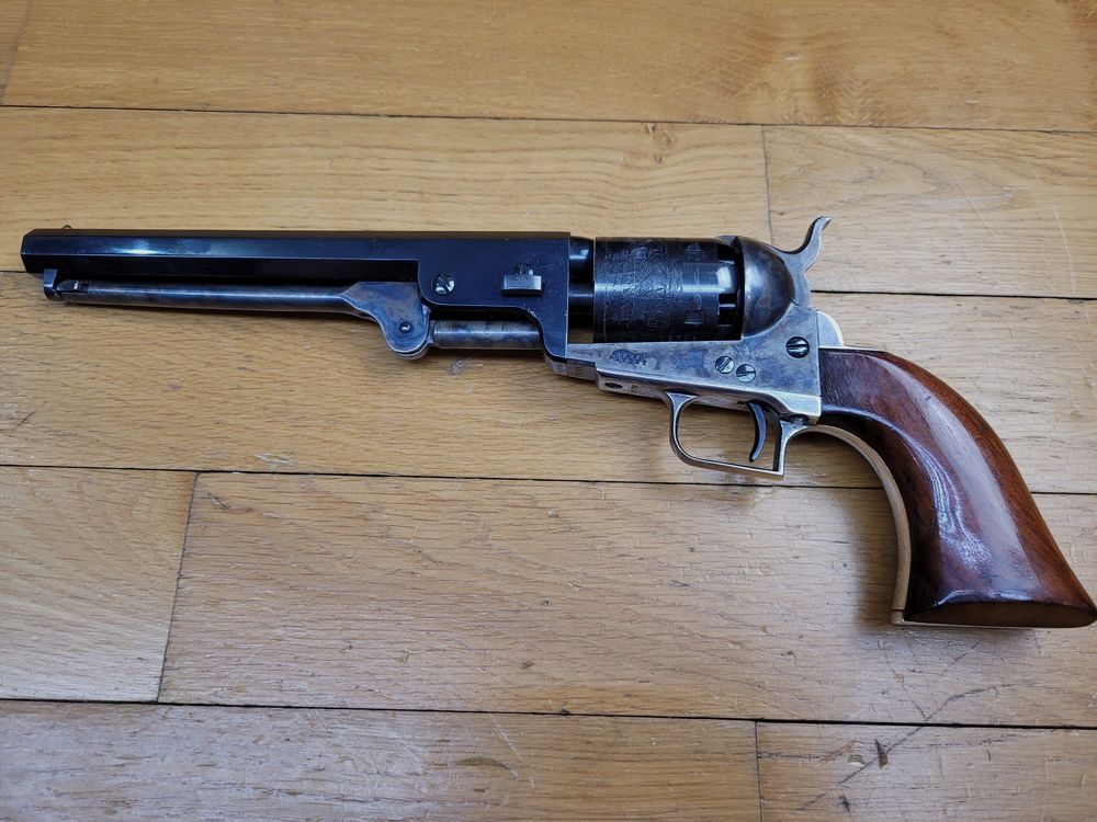 Très beau Colt 1851 Navy – Fabrication Colt 2ème génération en Type II – Cal .36 – Jamais tiré – Bronzage parfait – Tous marquages conformes – Coffret avec tous accessoires d&rsquo;origine complets – TBE +, image 2 sur 29