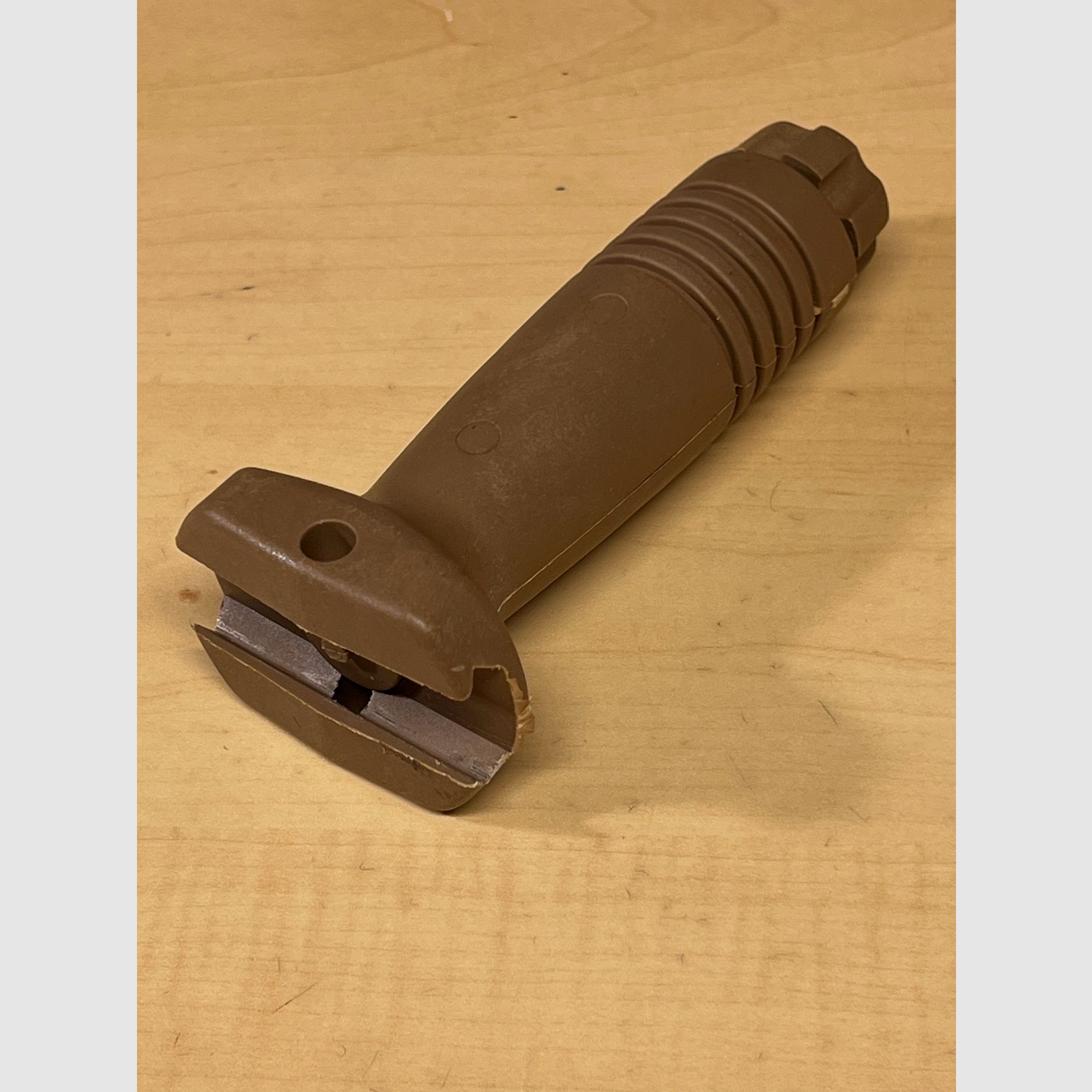 Vertical front grip for Airsoft in Coyote long version