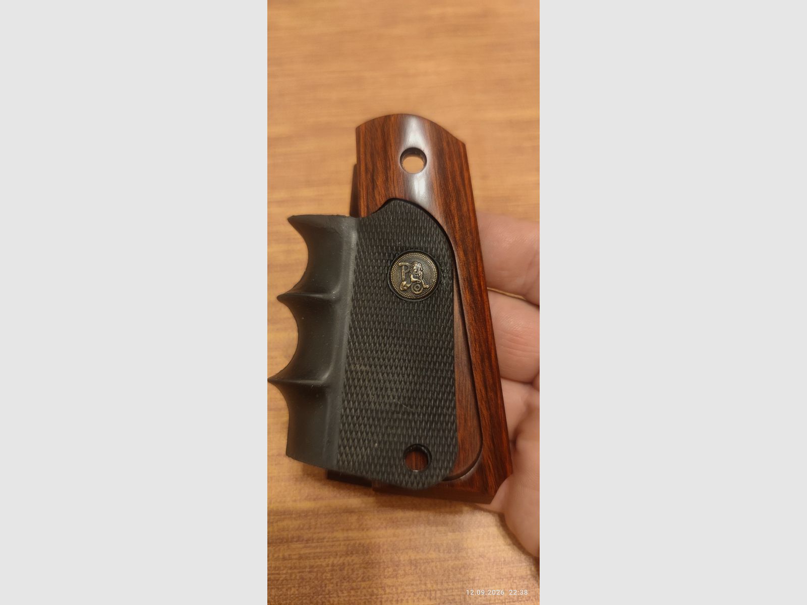 Poignée en bois Pachmayr Colt 1911, image 2 sur 4
