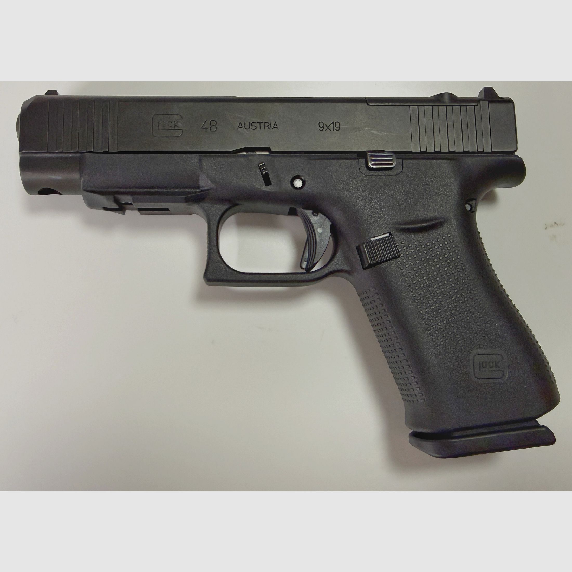 Glock 48 R MOS in 9 mm Luger mit 6 Magazinen und 2 Holstern