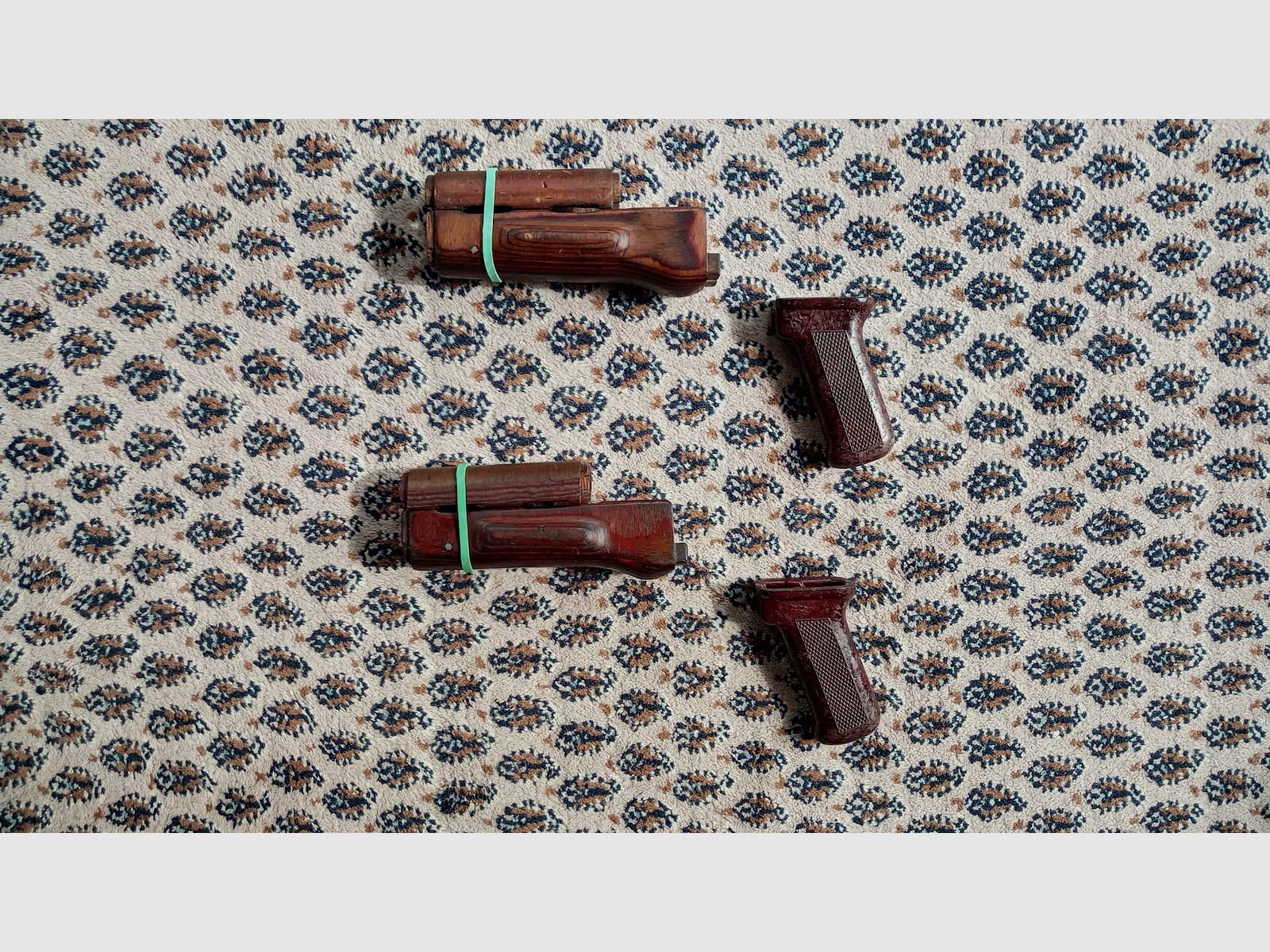 2 Sets Original Anbauteile inkl. Holz Laminat Handschutz und Bakelit Griff / AKM und AK74 