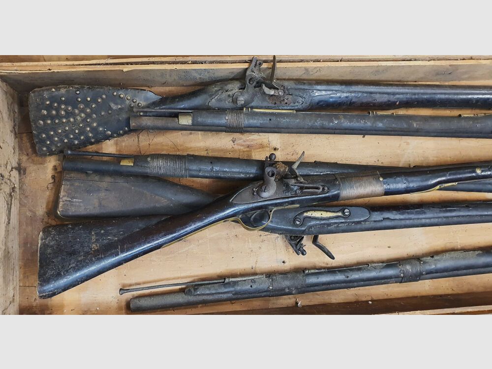 Fusils à silex britanniques pour la Royal Niger Company vers 1830 dans une caisse de transport