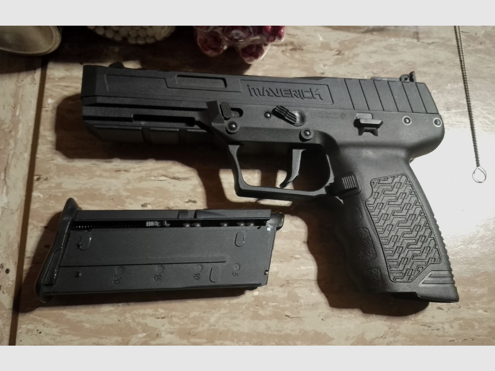 Kli Maverick GBB Gas Blow Back Airsoft Pistole mit Zubehör Greengas + Stahl + 0,20g H&K + ASG  BB's Set 