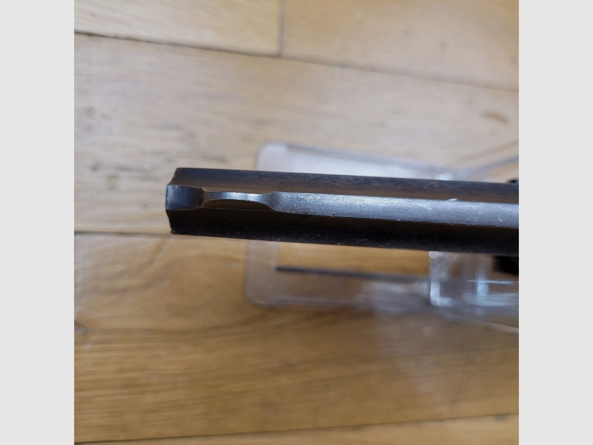 Sehr schöner Revolver Webley MkIV – Kaliber .455/.476 – Seriennummer 80 574 – Um 1900 – Vertrieb Dickson Edinburgh – Ausgezeichnete Mechanik – Kein Spiel – Lauf und Kammern in sehr gutem Zustand – Wunderschöne Griffschalen aus Ebonit – TBE, Bild 13 von 17