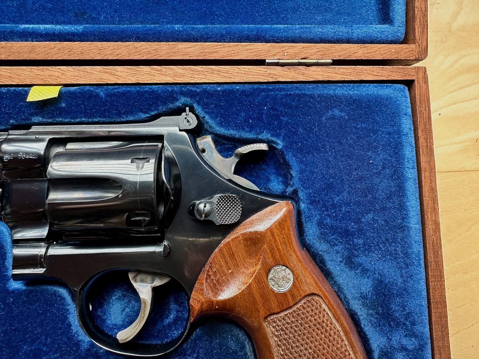 Smith & Wesson modèle 27-2 avec canon encastré et barillet rétracté