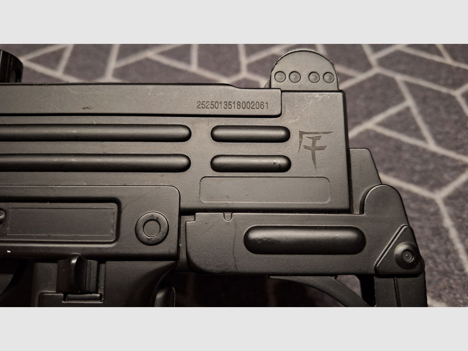 UZI Springer Airsoft 6mm NEU!