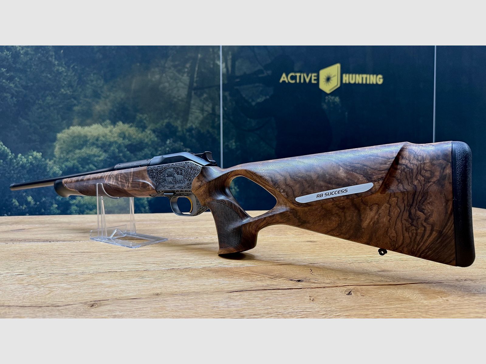 Blaser R8 Grand Luxe Success / Holzklasse 6 / Seidenmattes Finish / Goldener Abzug / Systemkasten + Magazineinheit graviert / TRAUMWAFFE