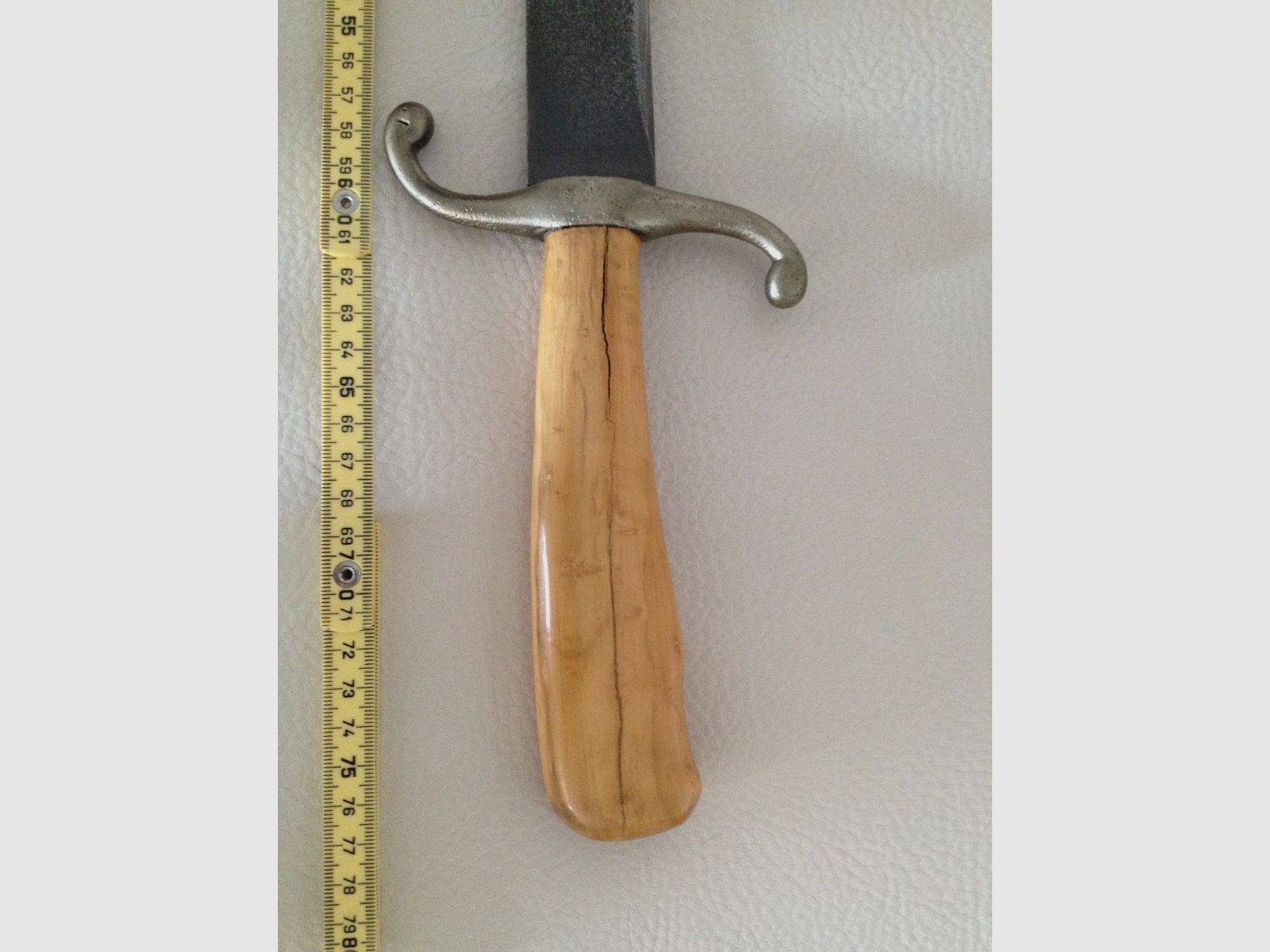 Altes Schwert mit noch scharfer Klinge