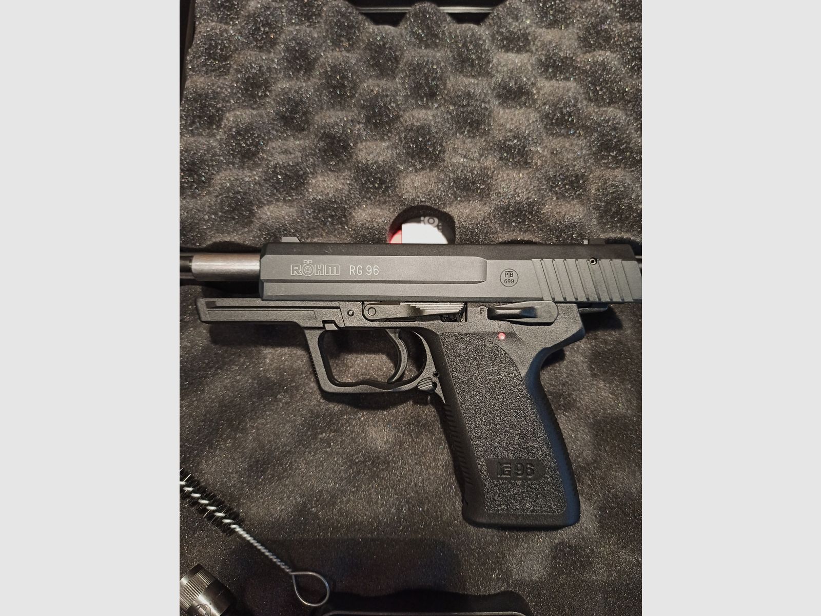 RG 96   BLK   9mm   P.A.K.   9R   PTB 699   (pistola a salve)