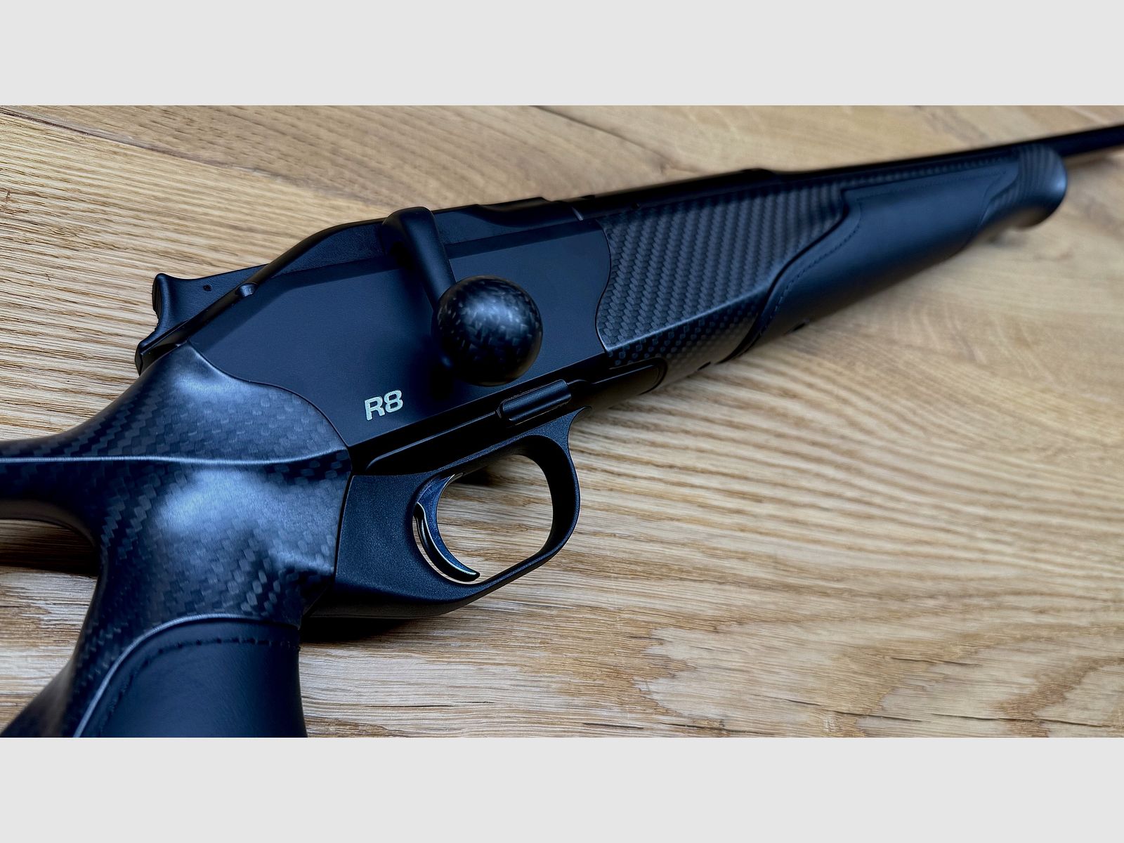 Blaser R8 Carbone Cuir noir / Déclencheur & chambre DLC / Avant en carbone / Logo argent / Poignée de chambre en carbone / Calibre & longueur de canon au choix