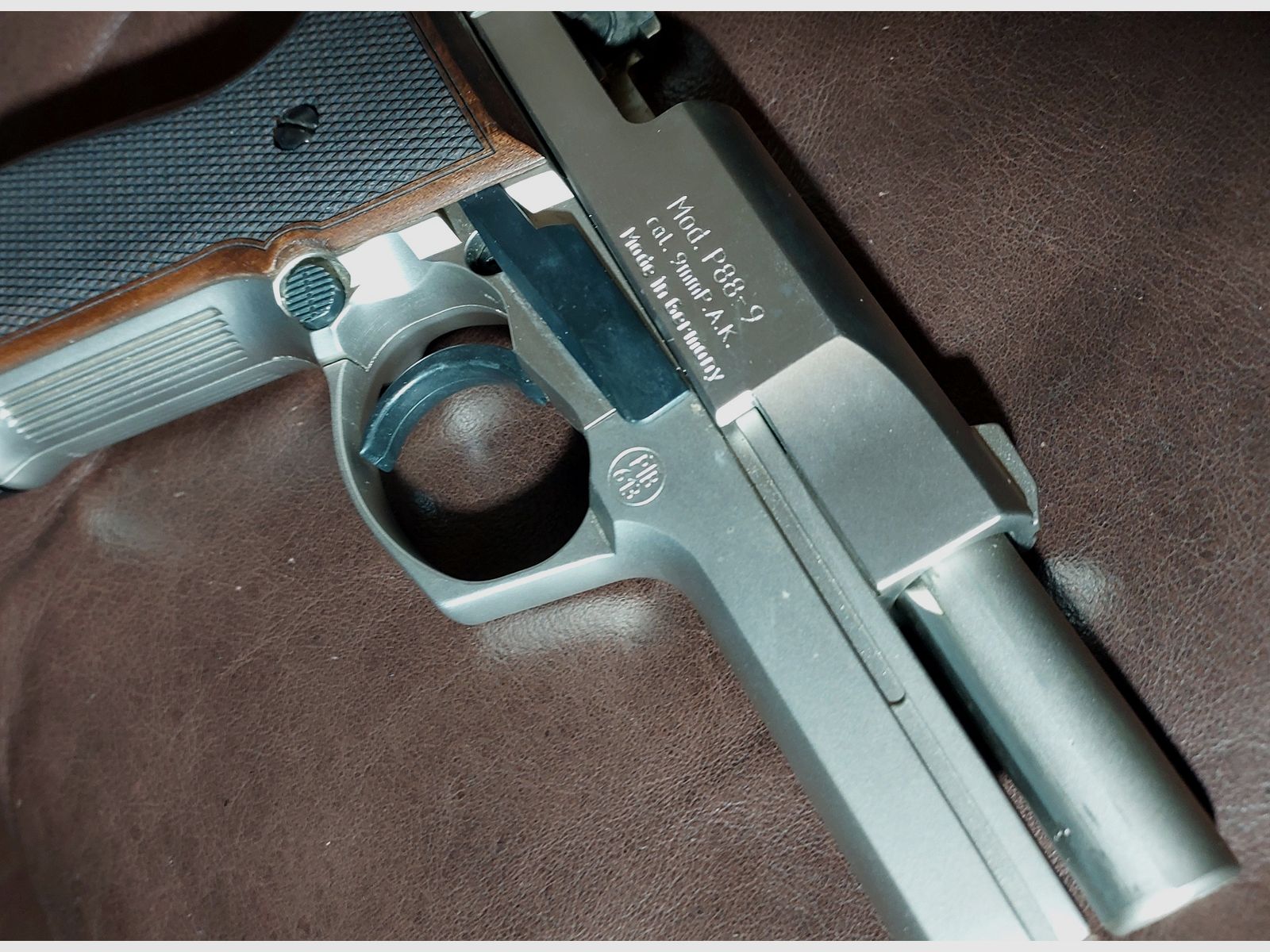 Walther P88 Schreckschuss Pistole 9mm P.A.K. Nickel Holzgriffe (PTB 613) Prachtstück!