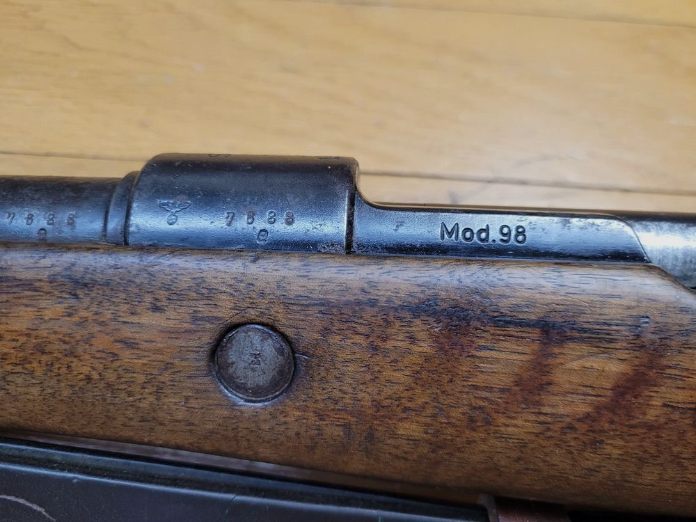 Sehr schöne K98 Gewehr aus der Frühzeit des III. Reichs – Rarissime Zuweisung Kriegsmarine Ostsee – Herstellung S/42 Mauser von 1938 – fast monomatrikulär – Wunderschöne Stempel und gut lesbare Punzen – Einwandfreie Mechanik – Sehr guter Lauf – Originaler Riemen – Sehr schöne, seltene Waffe in TTBE, Bild 32 von 37