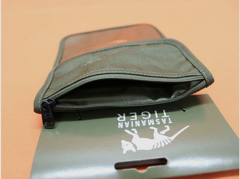 Tasmanian Tiger TT Neck Pouch (7621) 036 cub: copertura per documento con coperchio e tasca con zip circa 280x145x15mm