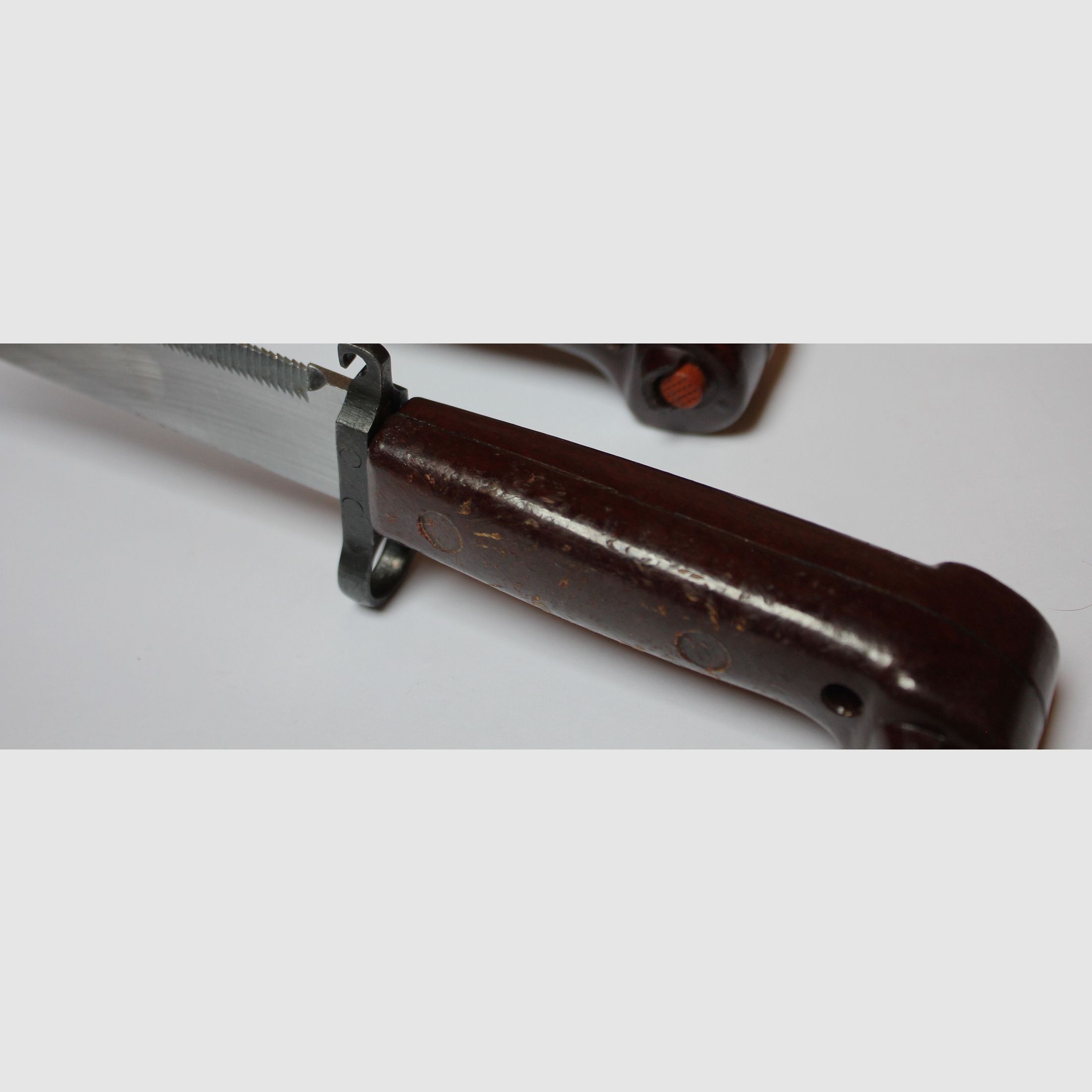 Rumänisches 6h3 (6x3) AK Bajonett komplett inkl. Gummi Isolator und Leder Frosch  // AKM Bakelit Vintage Seitengewehr