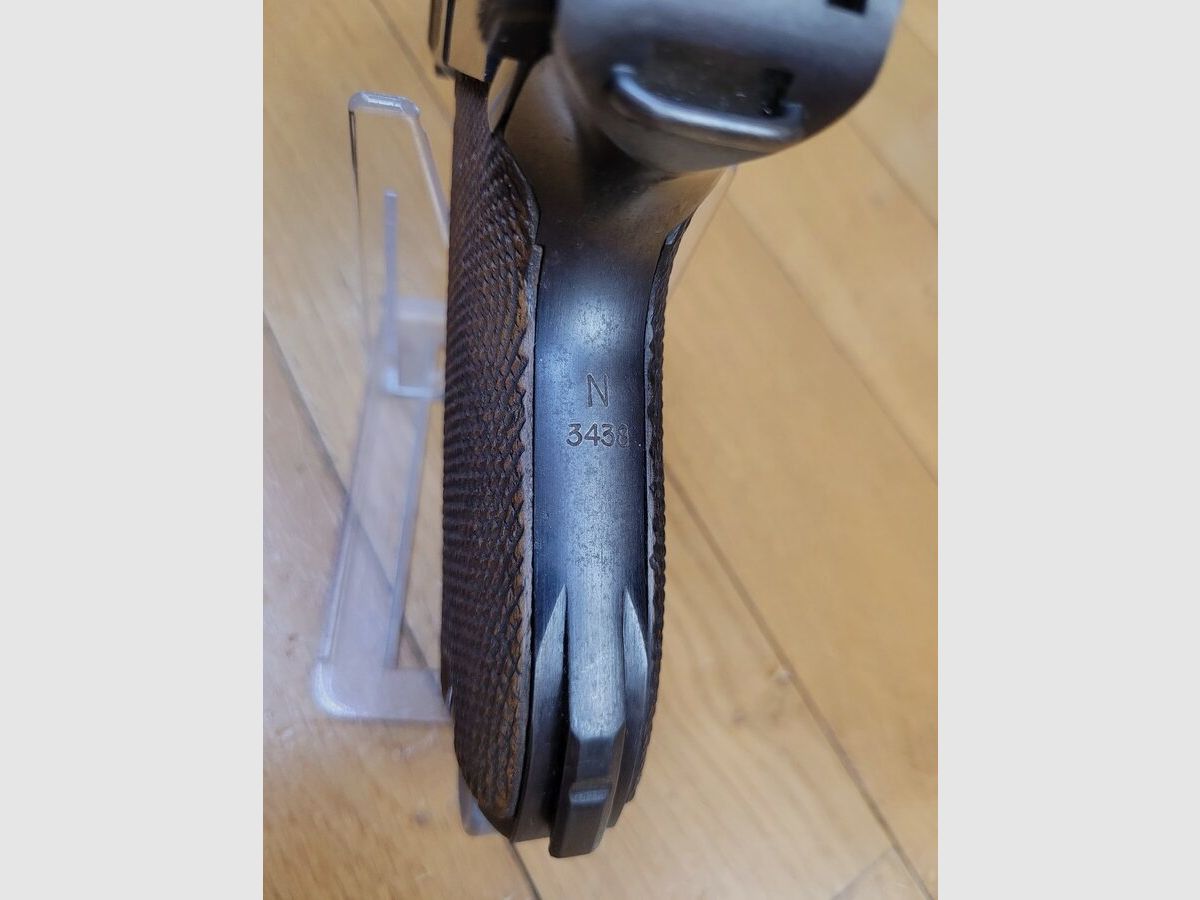 Außergewöhnliche Luger P08 Kriegsmarine Pistole – Weniger als 3900 Exemplare – Mauser S/42 Fertigung von 1938 – Kriegsmarine Holster und Originalschlüssel – Sehr seltenes Set in perfektem Zustand!, Bild 17 von 42