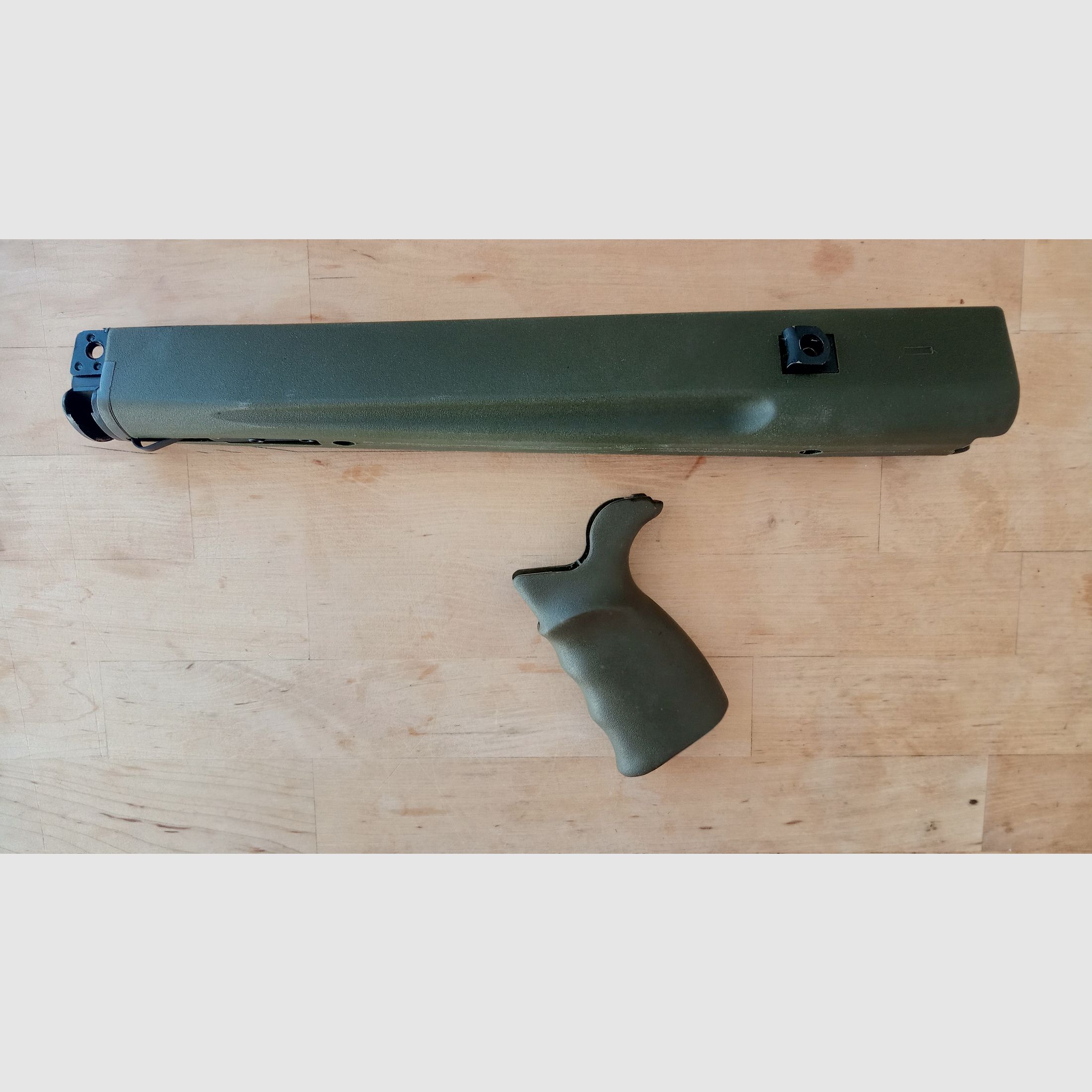 Original Griff & Trapezhandschutz für H&K G3A4 beide farblich abgestimmt in NATO Grün und Zweibein geeignet // G3 und Klone Handschutz + Pistolengriff / G3A3 G3SG1 MKE T41 HK91 VFC Co2 Umarex