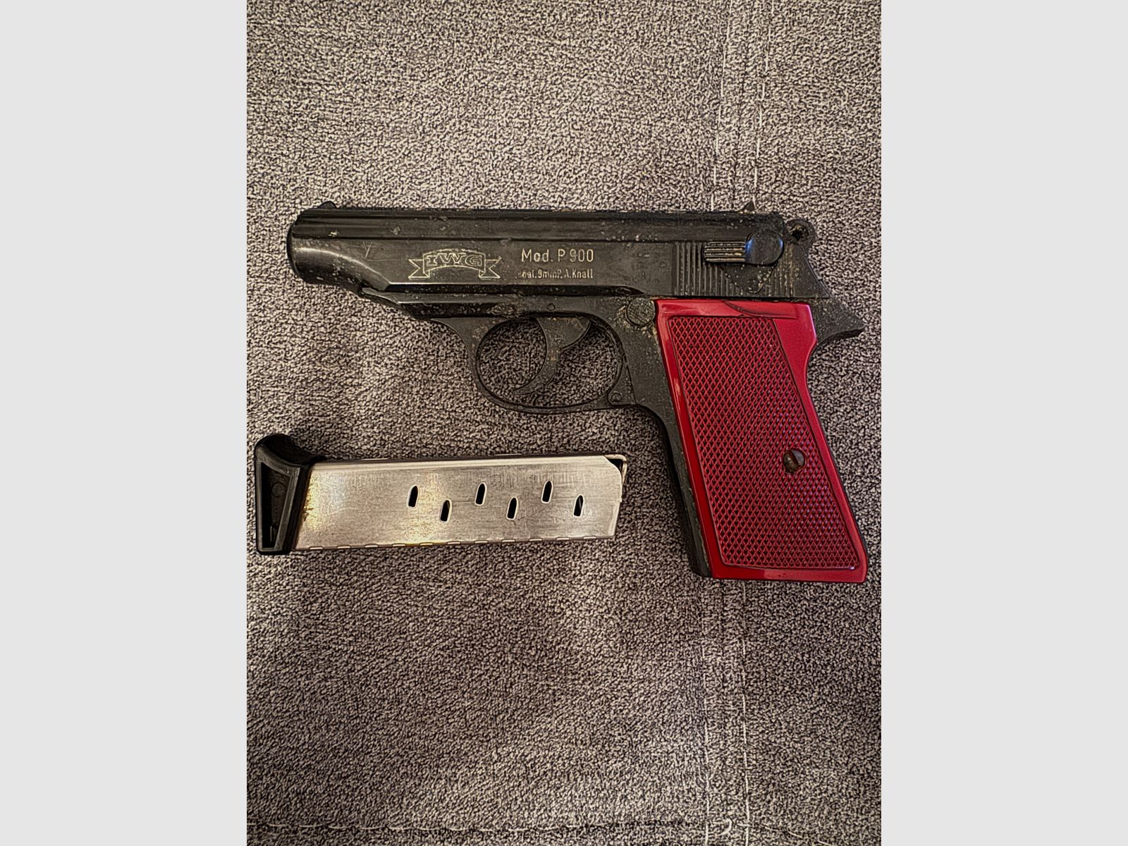 Schreckschusspistole IWG Mod. P 900 (9mm P.A.K.) – mit Magazin & 50 Schuss Munition (Bastlerobjekt / Gebrauchsspuren)