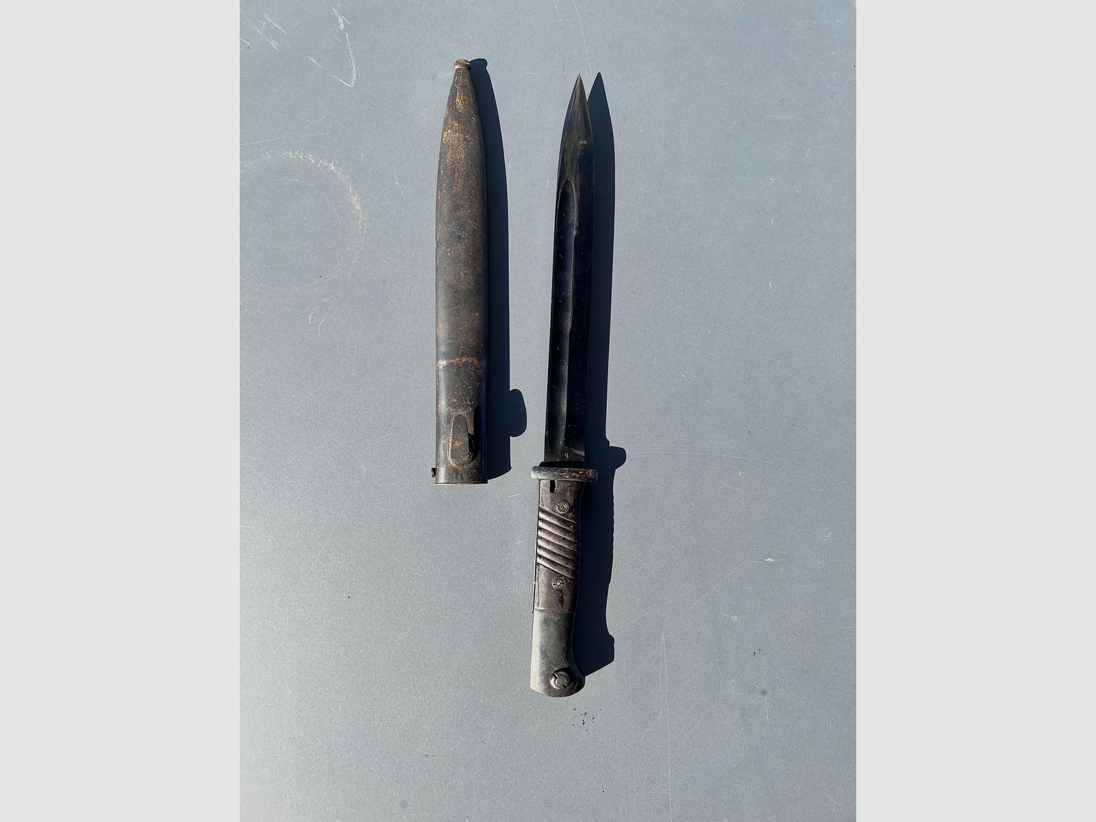 Originales deutsches K98 Bajonett / Seitengewehr 84/98 (Clemen & Jung, 1940) mit Scheide