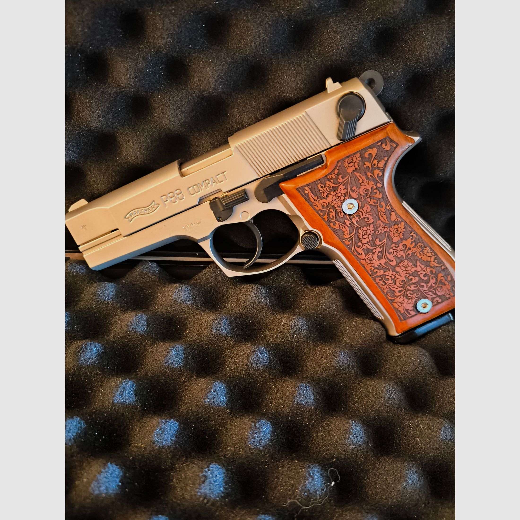 ⚠️ Attention collection dissolution!! ⚠️ Attention collectors of Walther firearms, Walther P88 Compact Nickel with wooden grips & embellishments in the wood, caliber 9mmPAK, PTB 764, Only one magazine fired for testing, Visually as well as functionally in impeccable top condition, Absolutely like new!!