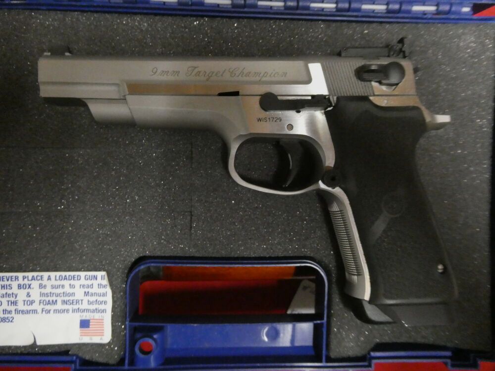 Smith & Wesson	 9 mm Target Champion , Performance Center